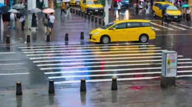 Tayvan, Tayvan. 11 Haziran 2019 'da Tayvan' ın Taipei şehrinde, Ximending Alışveriş Bölgesi 'nin önünde yağmur yağıyor. Ximending, Taipei 'deki ünlü moda, gece pazarı ve sokak yemeğidir..