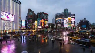 Taipei, Tayvan - 8 Haziran 2019: Günbegün trafik akışı ve Tayvan 'ın Taipei şehrinde yağan yağmurla birlikte Ximpei' de yaya geçidinde yürüyen insanlar. Ximending, Taipei 'deki ünlü moda, gece pazarı ve sokak yemeğidir..