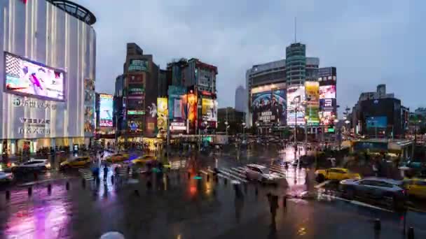 6月2019 トラフィックの昼夜の時間の経過と人々は台北 台湾で降雨量が降るとXimendingで横断歩道を歩く 西門は台北で有名なファッション ナイトマーケット ストリートフードです — ストック動画