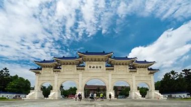 Taipei, Tayvan 'daki Chiang Kai-Shek Anıt Salonu' nun Özgürlük Meydanı ana kapısının zaman aşımı