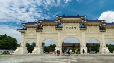 Taipei, Tayvan 'daki Chiang Kai-Shek Anıt Salonu' nun Özgürlük Meydanı ana kapısının zaman aşımı