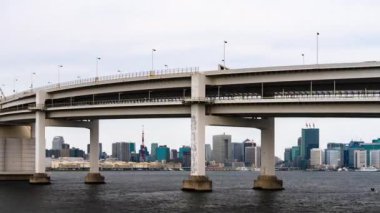Odaiba, Tokyo, Japonya 'daki Gökkuşağı Köprüsü' nün zaman aşımı