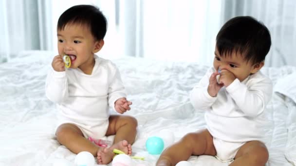 Bebês Gêmeos Alegres Uma Cama — Vídeo de Stock