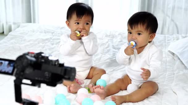 Twee Tweeling Baby Een Bed Met Videocamera Opname — Stockvideo