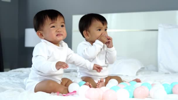 Bayi Kembar Menangis Tempat Tidur — Stok Video