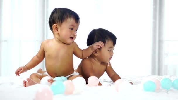 Bayi Kembar Menangis Tempat Tidur — Stok Video