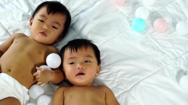 Vrolijk Tweeling Baby Spelen Kleur Bal Een Bed — Stockvideo