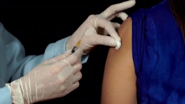 Médico Enfermeiros São Vacinados Para Doente Utilizando Seringa Injetada Braço — Vídeo de Stock