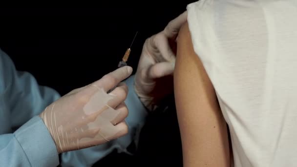 Medico Gli Infermieri Sono Vaccinati Paziente Con Siringa Iniettata Nella — Video Stock