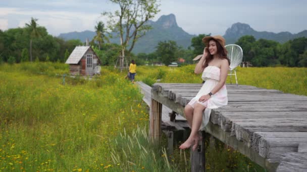 Kvinna Vilar Träbro Med Vacker Kosmos Fält Blomma Lopburi Thailand — Stockvideo