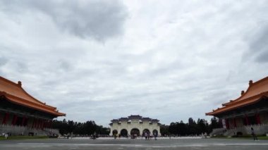 Taipei, Tayvan-8 Haziran, 2019: tanımlanamayan insanlar Taipei, Tayvan Chiang Kai-Shek Memorial Hall Liberty Square ziyaret etti. Tayvan ziyaret turistler popüler seyahat ile ünlü dönüm noktası.