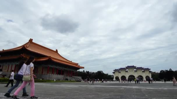 2019年6月8日 不明身份的人参观台湾台北蒋介石纪念馆自由广场 著名的地标与游客赴台旅游的热门旅游 — 图库视频影像