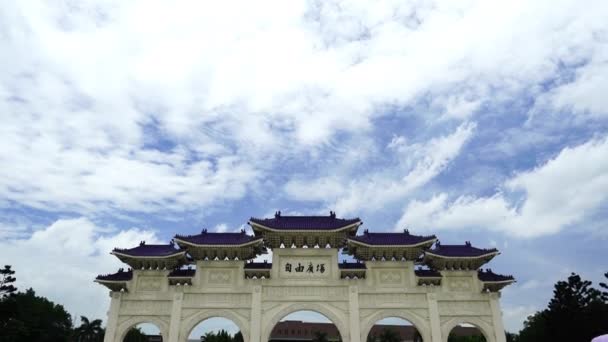 2019年6月8日 台北のチェンカイシェク記念館のリバティ広場正門 台湾を訪れる観光客の人気旅行で有名なランドマーク — ストック動画