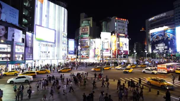 2019年6月8日 台湾の台北の西明で夜の横断歩道を歩く人々 Ximendingは台北の有名なファッション ナイトマーケット ストリートフードです — ストック動画