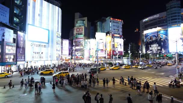 2019年6月8日 台湾の台北の西明で夜の横断歩道を歩く人々 Ximendingは台北の有名なファッション ナイトマーケット ストリートフードです — ストック動画