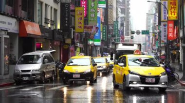 Taipei, Tayvan - 11 Haziran 2019: Tayvan 'ın Ximen ilçesinde yağmur yağışı nedeniyle trafik