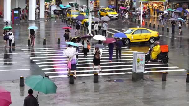 Taipeh Taiwan Juni 2019 Menschen Überqueren Bei Strömendem Regen Die — Stockvideo