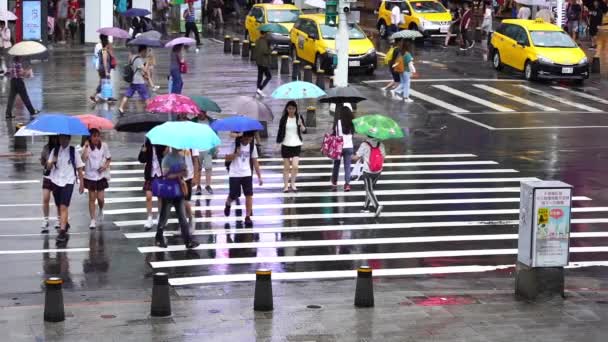 2019年6月11日 台湾台北下起雨天 人们在西门子购物区前面穿过街道的慢动作 西门子是台北著名的时尚 夜市和街头食品 — 图库视频影像