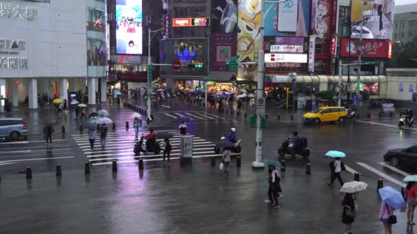 Taipei Taiwán Junio 2019 Personas Cruzando Calle Frente Distrito Comercial — Vídeos de Stock