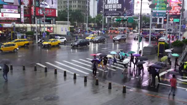 Taipei Taiwan Junho 2019 Pessoas Cruzando Rua Frente Ximending Shopping — Vídeo de Stock