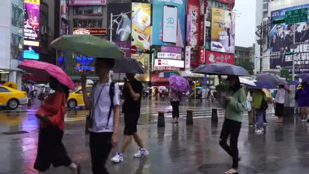 Taipei Taiwan Giugno 2019 Persone Che Attraversano Strada Fronte Distretto — Video Stock