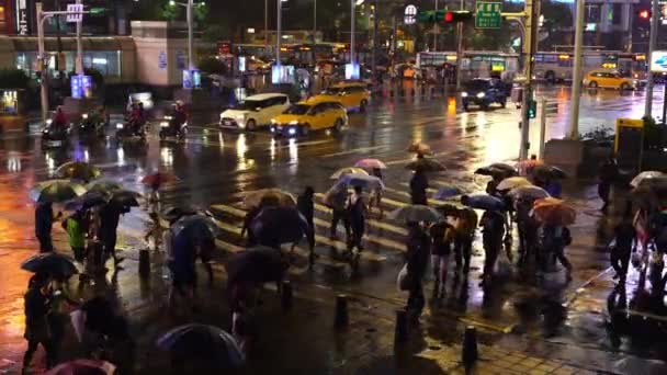 Taipeh Taiwan Juni 2019 Menschen Überqueren Bei Strömendem Regen Der — Stockvideo