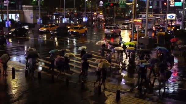 Тайбэй Тайвань Июня 2019 Года Люди Переходят Улицу Перед Ximending — стоковое видео