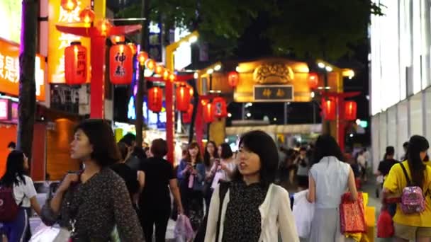 2019年6月8日 台北市の夜の西門街市場では 大勢の人が歩いて買い物をしています 西門は台北で有名なファッション ナイトマーケット ストリートフードです — ストック動画