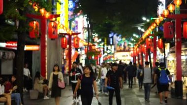 Taipei, Tayvan - 8 Haziran 2019: Tayvan 'da geceleri Ximending Caddesi' ndeki markette yürüyen ve alışveriş yapan bir kalabalık. Ximending, Taipei 'deki ünlü moda, gece pazarı ve sokak yemeğidir..