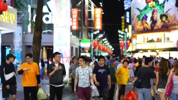 2019年6月8日 台北市の夜の西門街市場では 大勢の人が歩いて買い物をしています 西門は台北で有名なファッション ナイトマーケット ストリートフードです — ストック動画