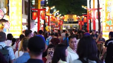 Taipei, Tayvan - 8 Haziran 2019: Tayvan 'da geceleri Ximending Caddesi' ndeki markette yürüyen ve alışveriş yapan bir kalabalık. Ximending, Taipei 'deki ünlü moda, gece pazarı ve sokak yemeğidir..