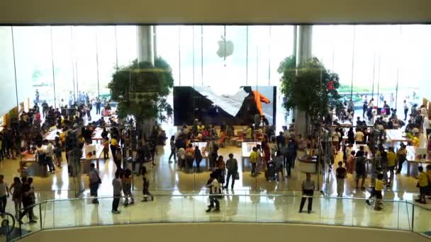 Bangkok Tailândia Julho 2019 Apple Store Iconsiam Com Uma Multidão — Vídeo de Stock