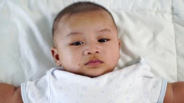 Yavrunun evde yatakta ağır çekimde yatması.