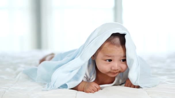 Câmera Lenta Bebê Feliz Deitado Cama Sob Cobertor Quarto — Vídeo de Stock