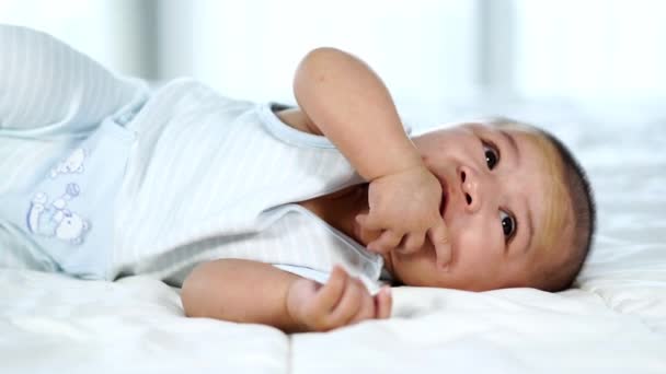 Μικρό Μωρό Δάχτυλο Στο Στόμα Ένα Κρεβάτι — Αρχείο Βίντεο