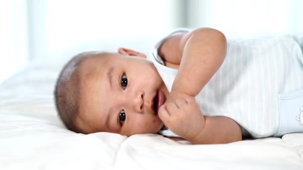 Câmera Lenta Bebê Pequeno Com Dedo Boca Uma Cama — Vídeo de Stock