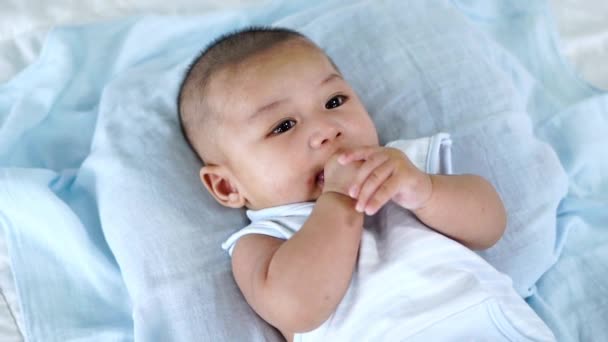 Αργή Κίνηση Του Μωρού Δάχτυλο Στο Στόμα Ένα Κρεβάτι — Αρχείο Βίντεο