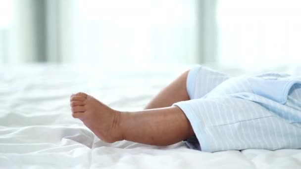 Kleine Vrolijke Baby Beweeg Been Een Bed — Stockvideo