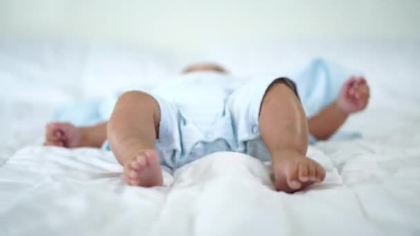Μικρή Χαρούμενη Κίνηση Του Μωρού Πόδι Ένα Κρεβάτι — Αρχείο Βίντεο