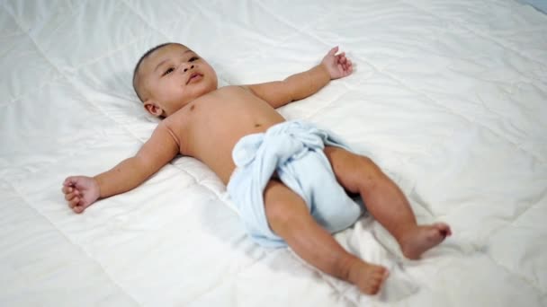 小可爱的小宝宝在床上慢动作 — 图库视频影像
