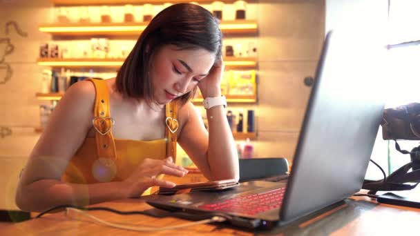 Femme Utilisant Smartphone Dans Café — Video