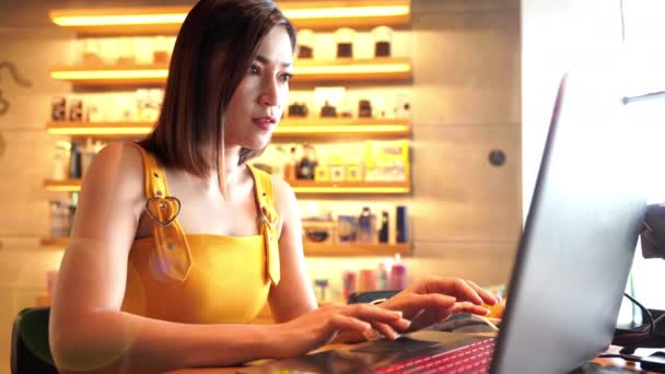 在咖啡店里使用笔记本电脑的女人 — 图库视频影像