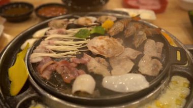 Ağır çekimde ızgara domuz barbeküsü.