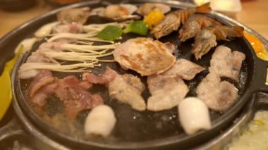 Izgara domuz eti ve dumanlı barbekü