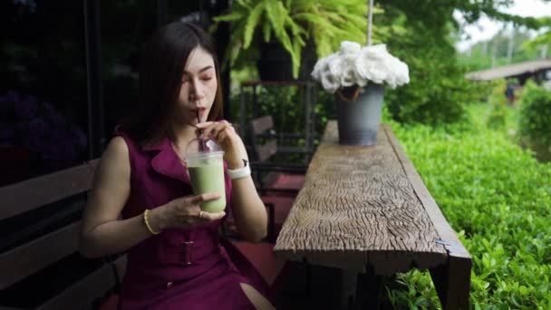 カフェで緑茶フレープを飲む女性は — ストック動画