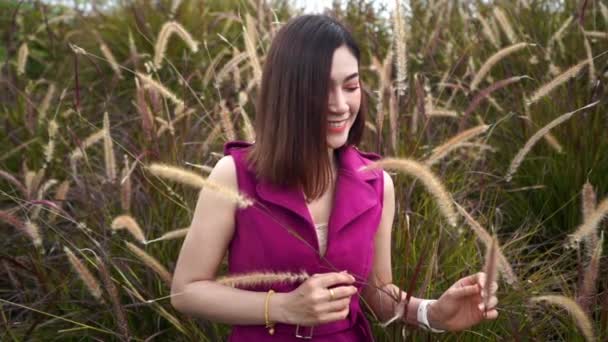 Hermosa Mujer Con Flor Vidrio — Vídeos de Stock