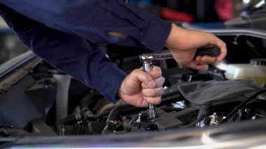 Lokomotifi tamir etmek için İngiliz anahtarını kullanan tamirci el, araba servisi.