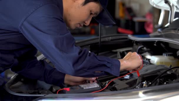 Samci Mechanici Zkontrolují Elektroinstalační Systém Vozidla Autoservisu — Stock video