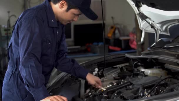Mecánico Masculino Usando Llave Inglesa Para Reparar Motor Servicio Del — Vídeo de stock