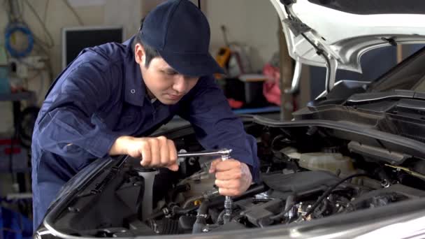 Mecánico Masculino Usando Llave Inglesa Para Reparar Motor Servicio Del — Vídeo de stock